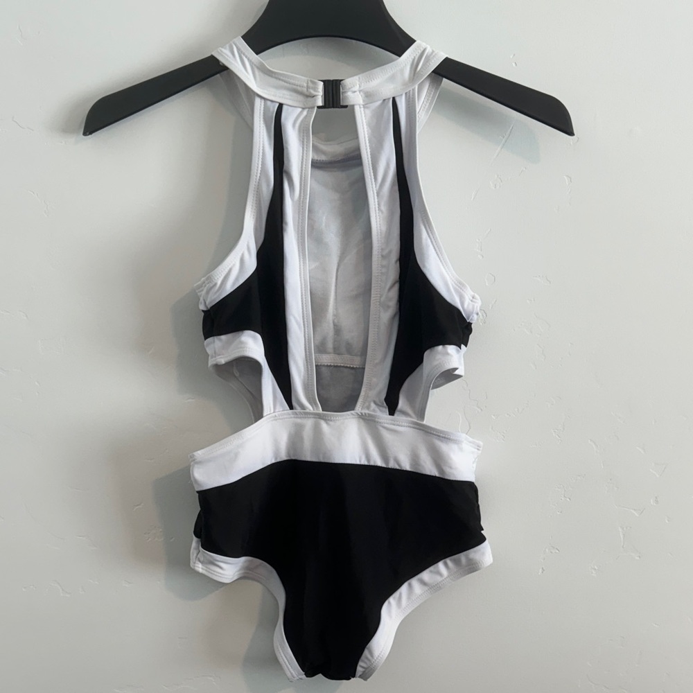 Black & White Colorblock Cutout One-Piece Swimsuit - Picture 4 of 6
